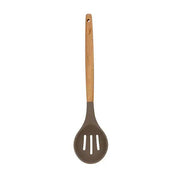 Cuillère ajourée Eliott Menastyl en silicone marron avec manche en bois, vue de face sur fond blanc