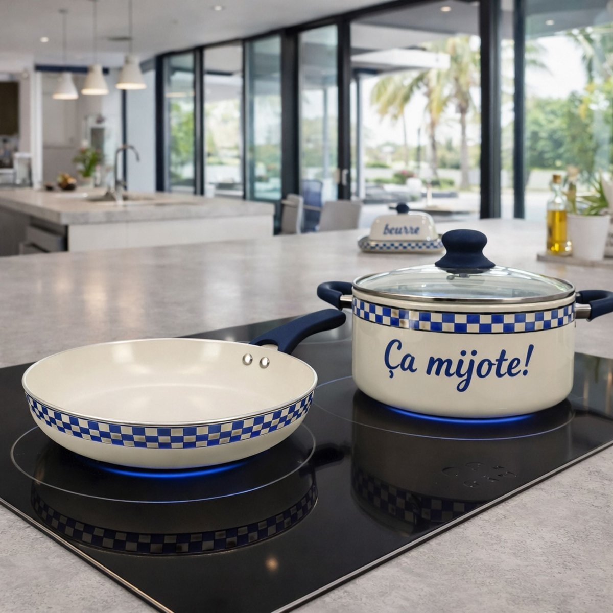 Faitout Ginette 24cm blanc à carreaux bleus sur plaque induction dans cuisine moderne avec vue sur jardin