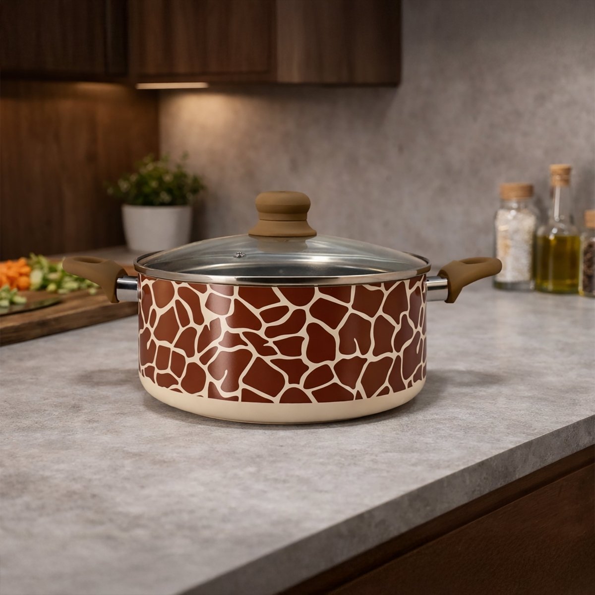 Faitout Girafe 24cm motif beige et marron avec couvercle en verre, posé sur plan de travail cuisine moderne