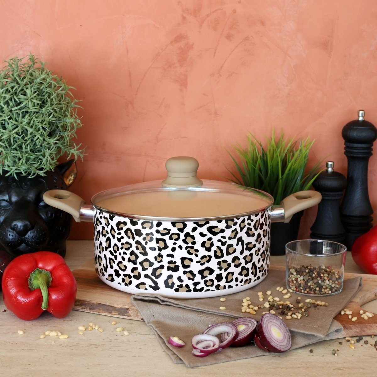 Faitout léopard 24 cm avec couvercle sur plan de travail bois, décor cuisine avec légumes et épices