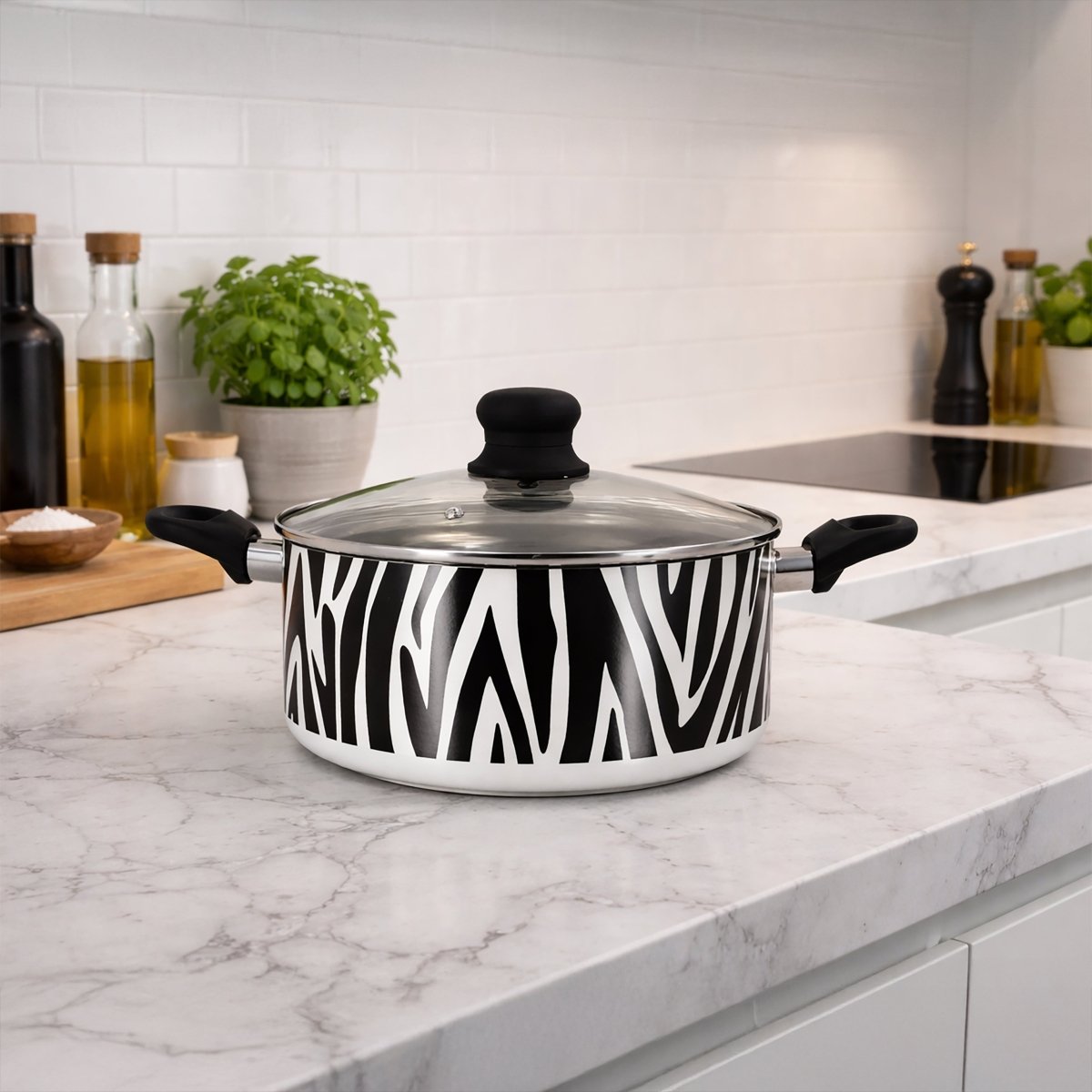 Faitout 24cm motif zèbre noir et blanc avec couvercle en verre, posé sur plan de travail marbre dans cuisine moderne
