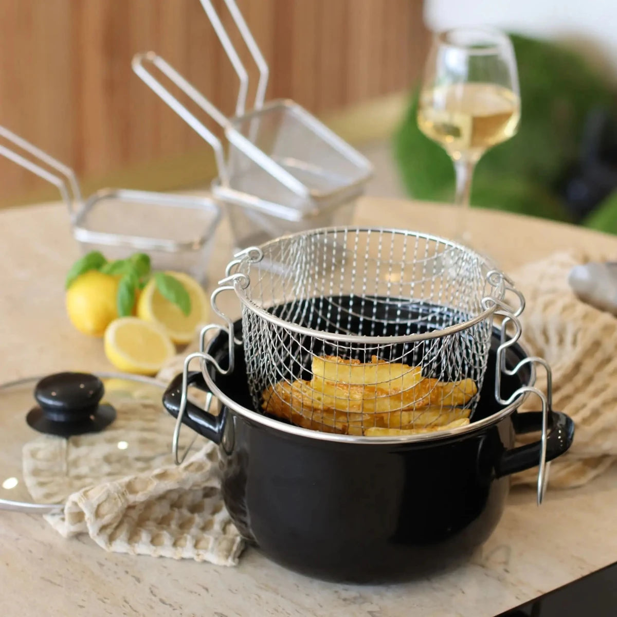 Friteuse en acier émaillé noir 26 cm avec panier métallique et frites dorées en cuisson