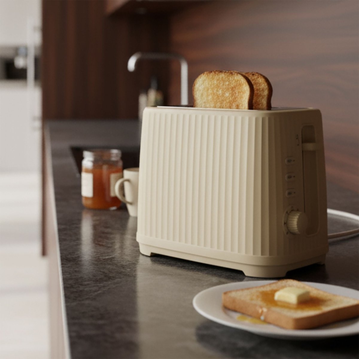 Grille-pain 2 tranches crème strié avec toasts dorés, beurre fondu et confiture sur plan de travail moderne