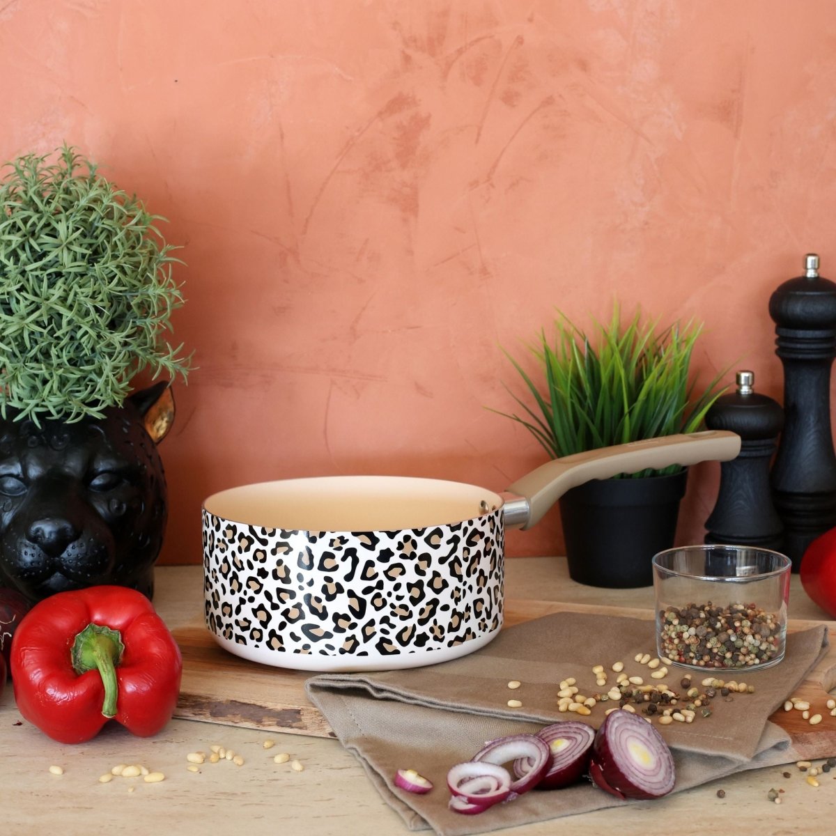 Set 2 pièces léopard en aluminium et céramique sans PFAS, casserole motif léopard noir et blanc sur plan de travail avec légumes