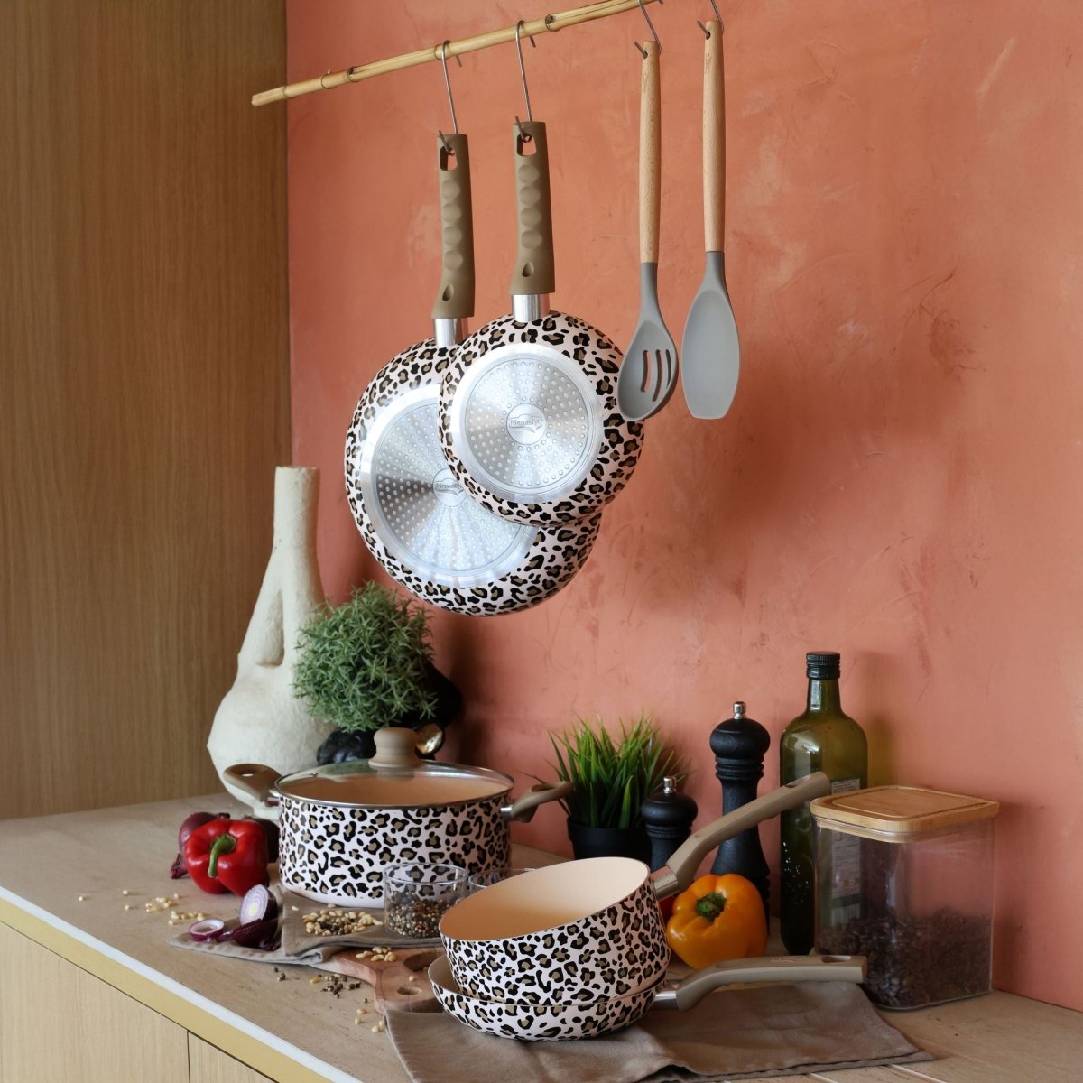Set de 2 casseroles et 3 poêles motif léopard avec ustensiles assortis, revêtement céramique sans PFAS, disposés sur plan de travail avec légumes