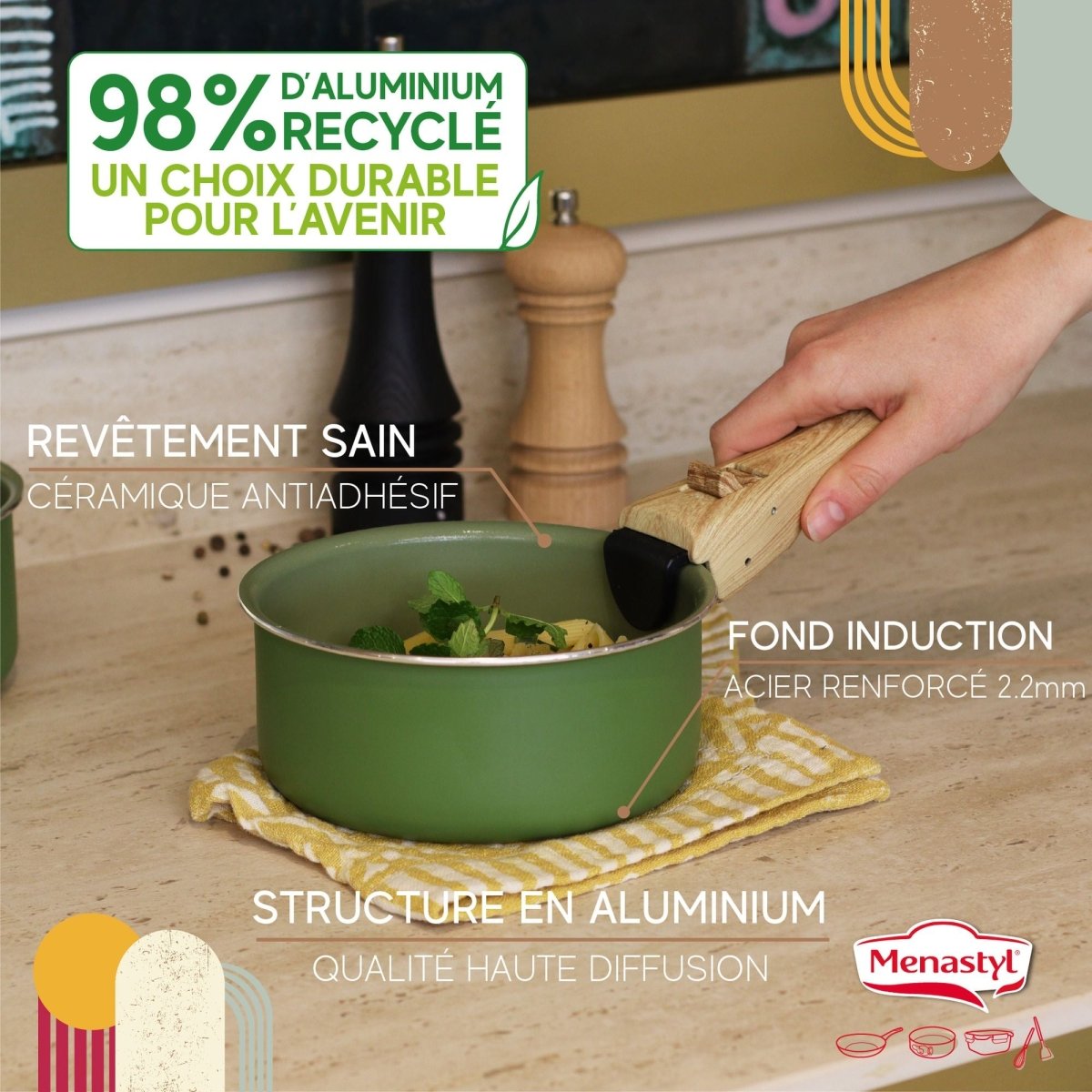 Casserole verte Colorama en aluminium recyclé avec revêtement céramique, main versant des pâtes avec spatule bois