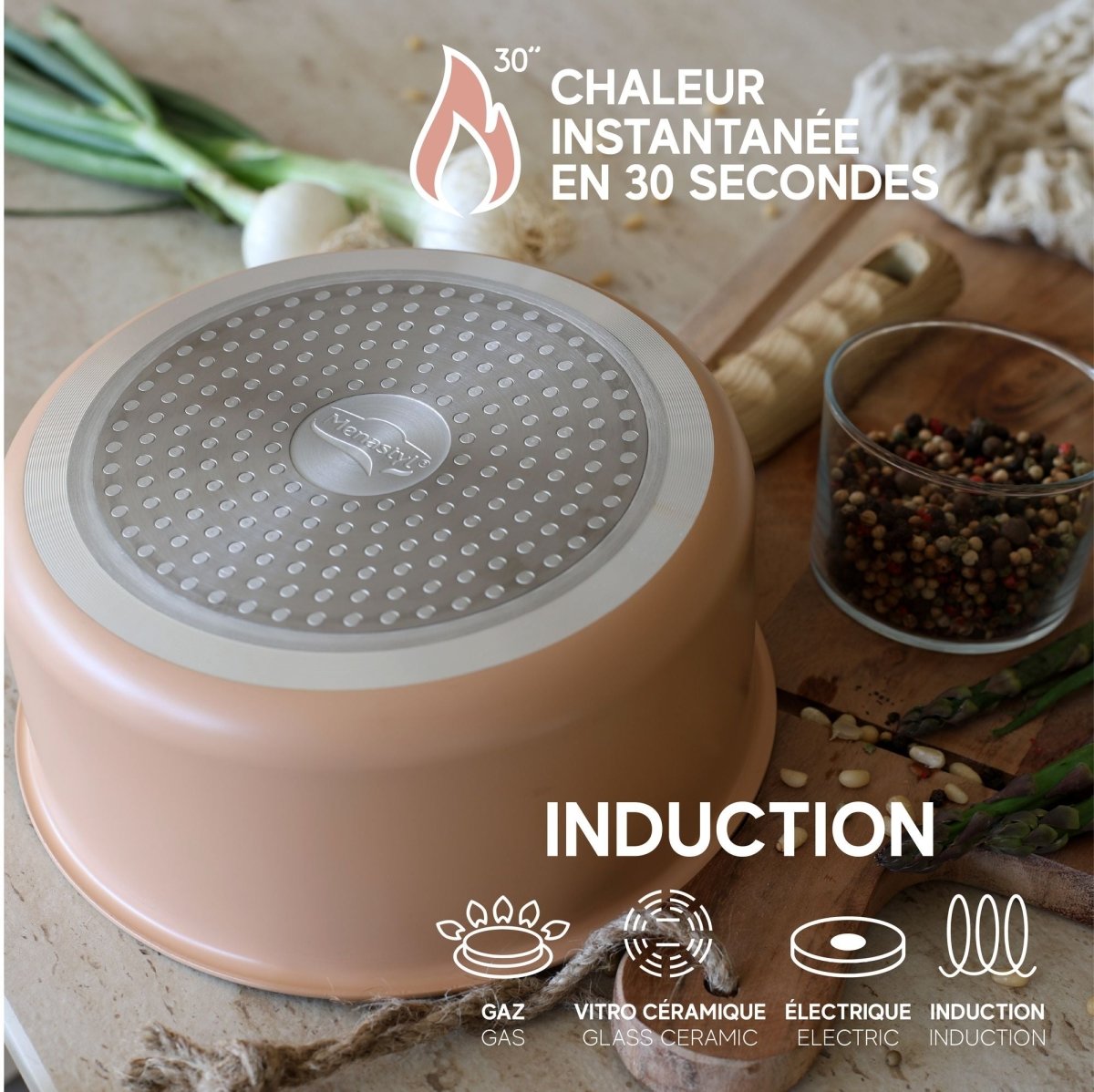 Casserole induction Easynox avec fond en inox compatible tout feu, vue du dessous sur plan de travail