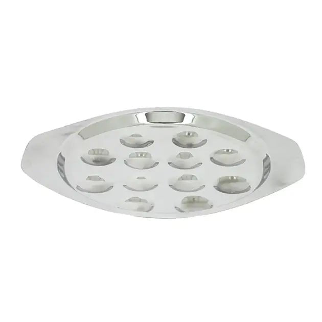 Lot de 6 assiettes à escargots en acier inoxydable Menastyl avec 12 cavités, vue de trois-quarts sur fond blanc