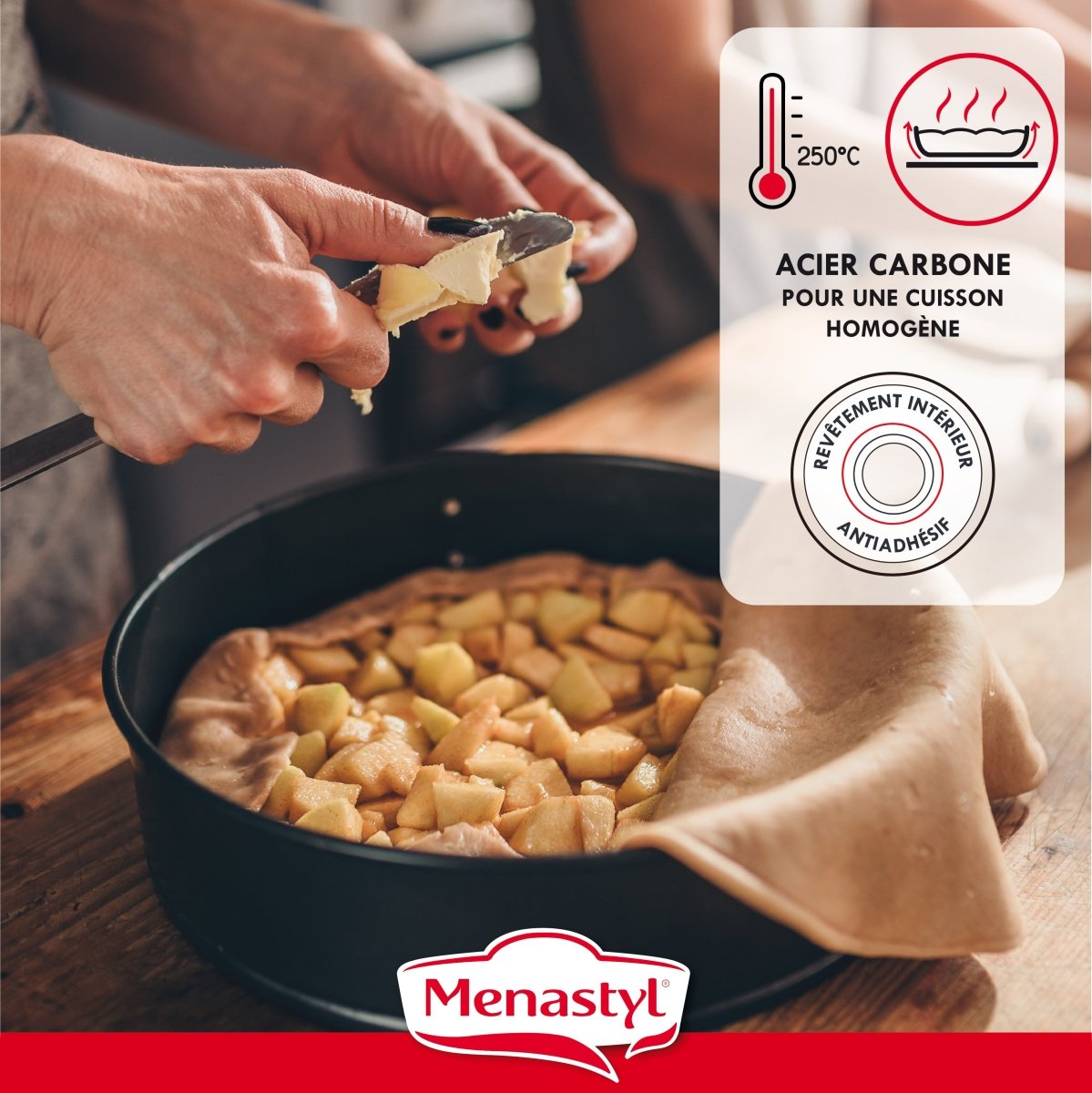 Mains péplant des pommes dans une poêle en acier carbone, revêtement antiadhésif, utilisation cuisson homogène