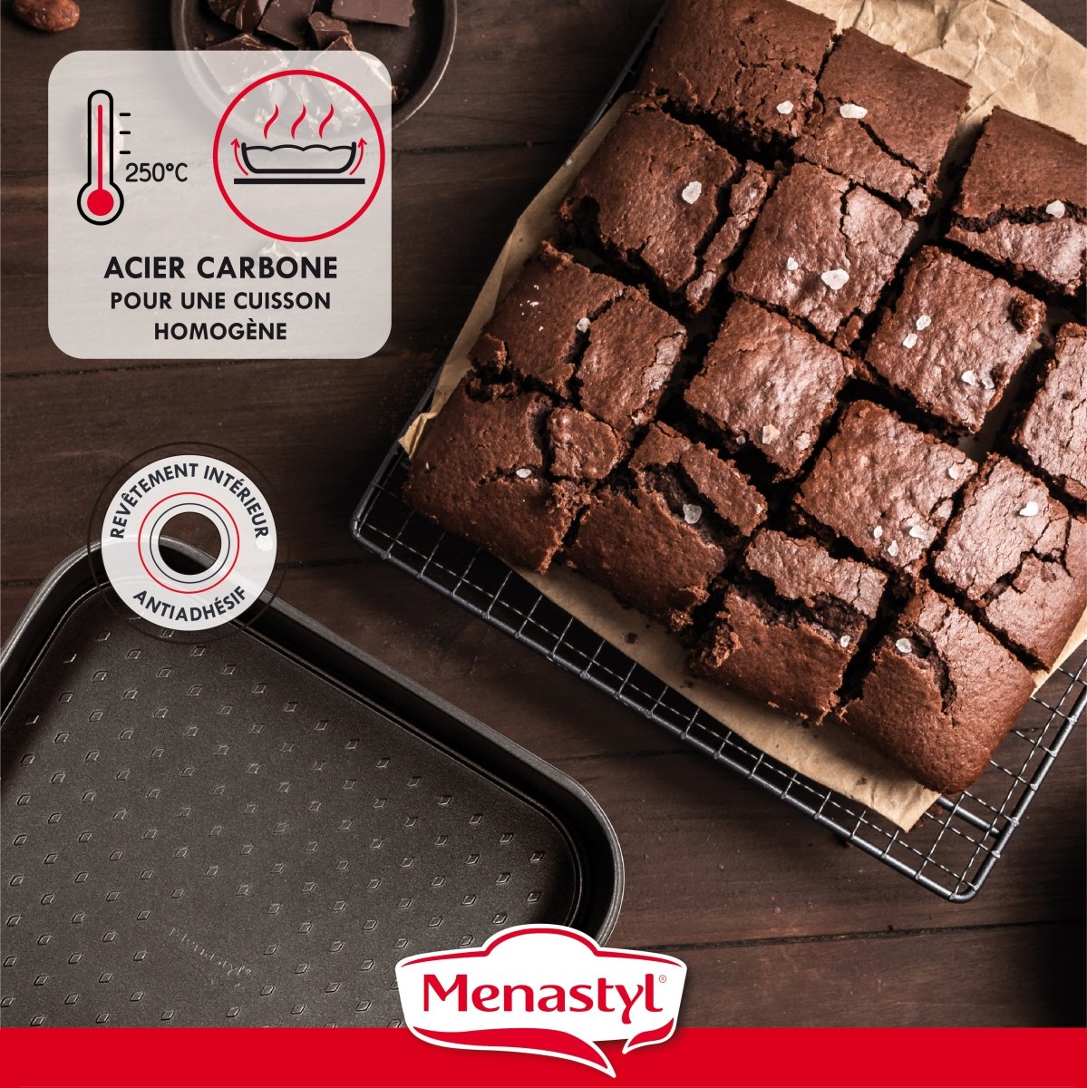 Brownies au chocolat cuits dans un moule à charnière carré, présentés découpés sur grille de refroidissement