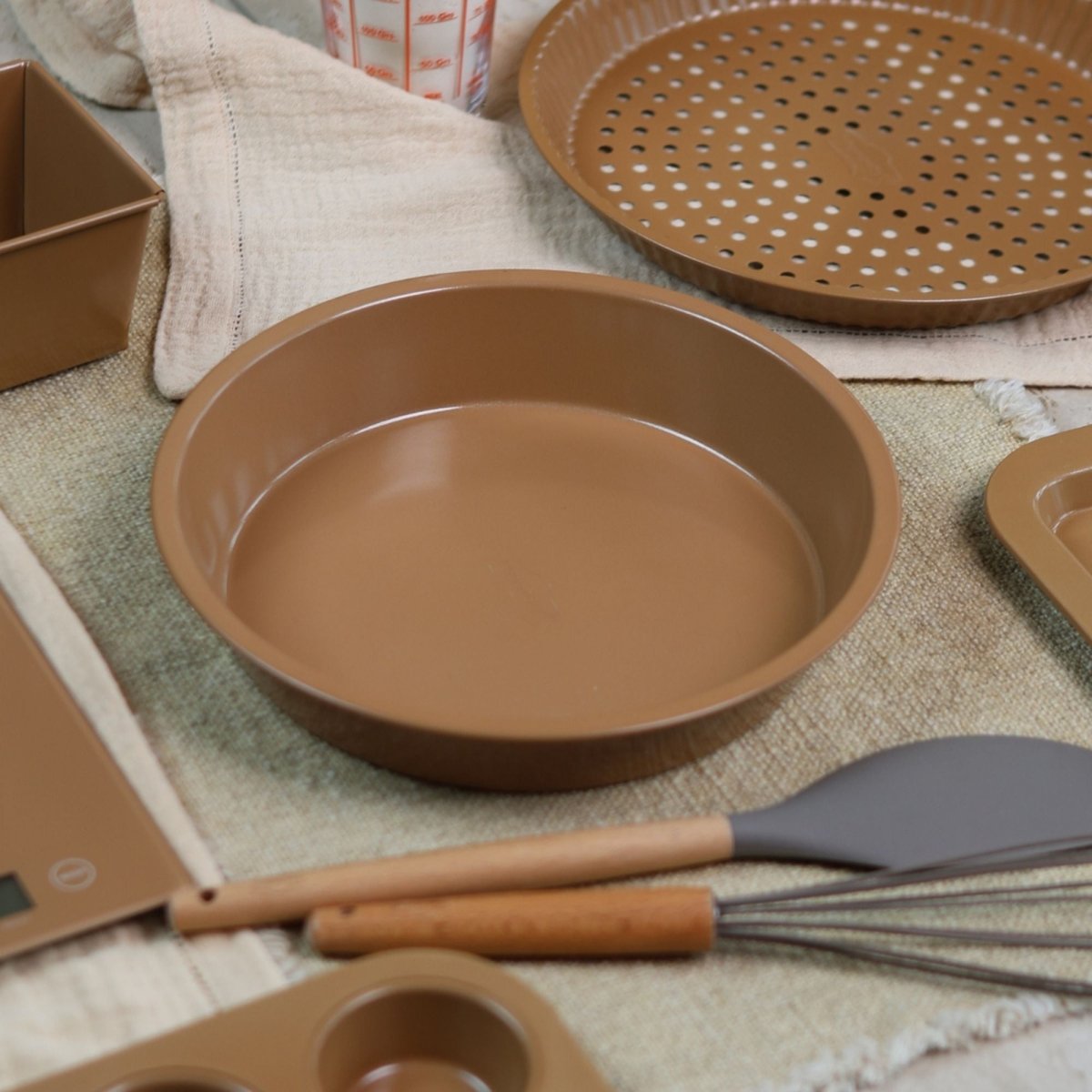 Moule à manqué 26cm couleur noisette avec plat perforé assorti, vue d'ensemble sur torchon