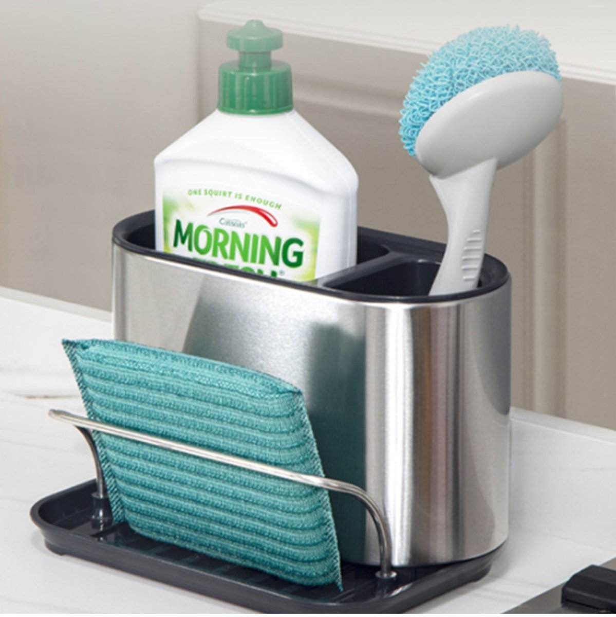 Organiseur cuisine inox avec bouteille liquide vaisselle, brosse et éponge turquoise près de l'évier
