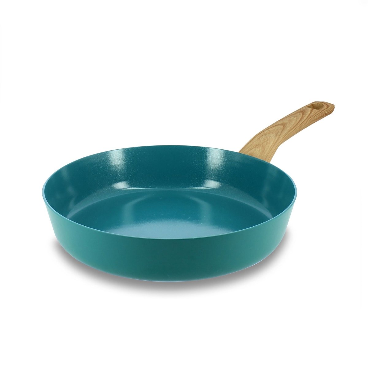 Poêle Colorama 24 cm céladon avec manche bois clair, vue de trois-quarts sur fond blanc