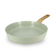 Poêle Colorama 28 cm Menastyl en aluminium céladon avec manche bois, vue de trois quarts