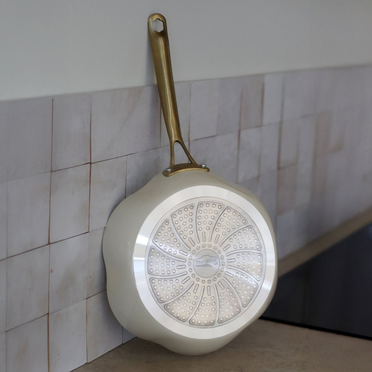 Poêle Dahlia 24 cm beige en aluminium recyclé, vue de dessous montrant le fond texturé compatible induction