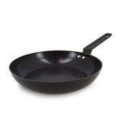 Poêle First 26cm en aluminium noir Menastyl avec revêtement antiadhésif et manche ergonomique, vue de trois quarts