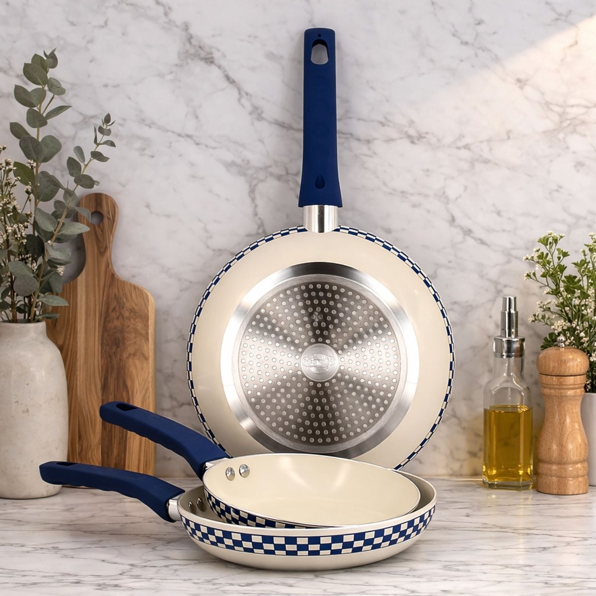 Poêle Ginette 28cm avec deux petites poêles assorties, motif carreaux bleu marine et crème, revêtement antiadhésif visible