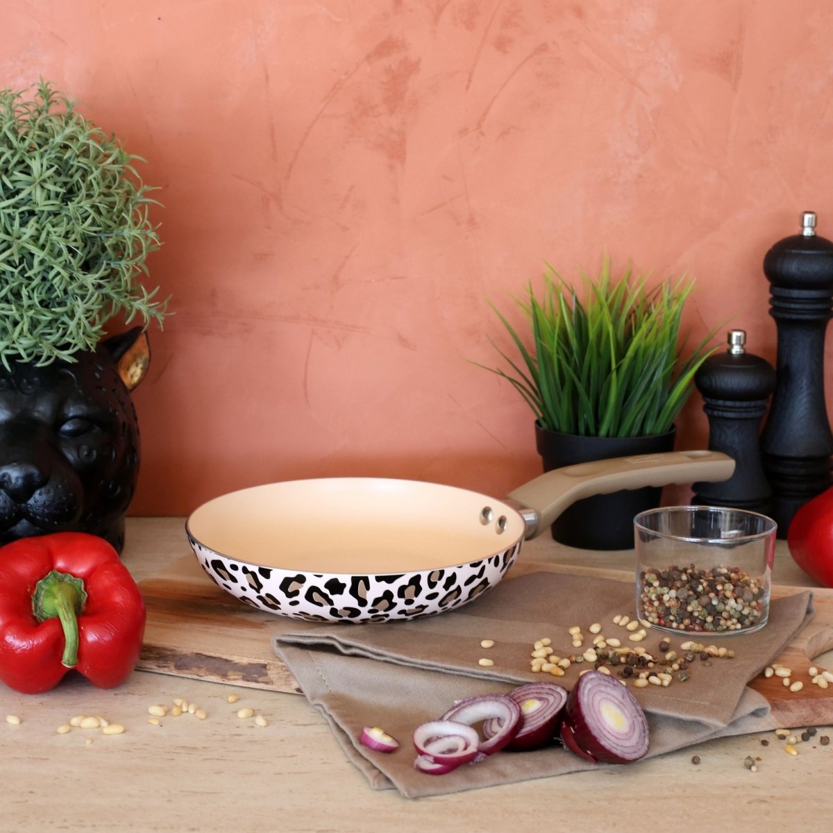 Poêle Léopard 20cm marron motif léopard beige, vue en ambiance cuisine avec légumes et épices