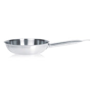 Poêle professionnelle inox 28 cm Menastyl avec poignée tubulaire, vue de profil sur fond blanc