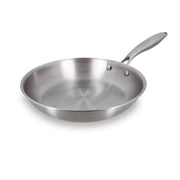 Poêle Trinox 24cm en acier inoxydable triple couche Menastyl, vue de trois quarts sur fond blanc