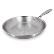 Poêle Trinox 30cm en acier inoxydable triple couche Menastyl, vue de trois quarts sur fond blanc