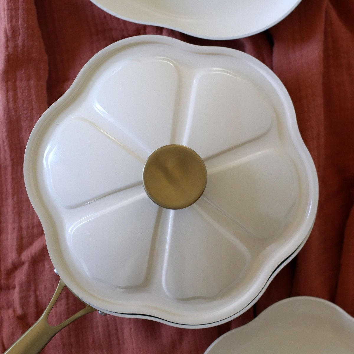 Vue de dessus sauteuse Dahlia 24 cm beige à 5 compartiments avec centre doré sur textile terracotta