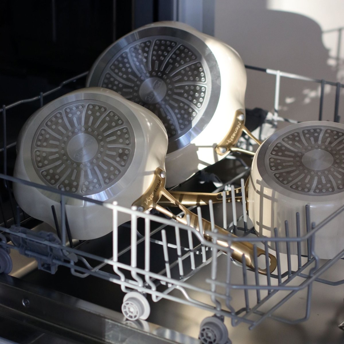 Sauteuses Dahlia beige en aluminium recyclé dans le lave-vaisselle, vue des revêtements antiadhésifs