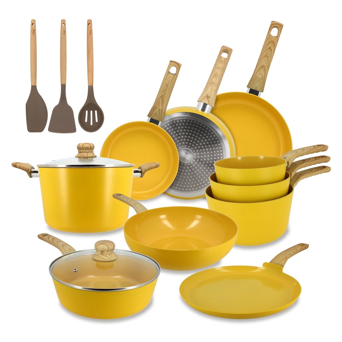Set complet 13 pièces Colorama jaune moutarde avec casseroles, poêles, couvercles et ustensiles en bois sur fond blanc