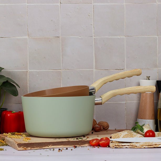 Set de 3 casseroles Colorama céladon avec manches bois sur plan de travail, ambiance cuisine méditerranéenne