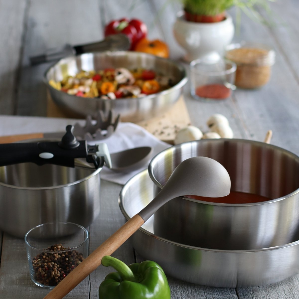 Set de 3 casseroles Iris en acier inoxydable avec poignée amovible et sauce tomate, préparation culinaire