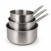 Set de 3 casseroles Professionnel en acier inoxydable Menastyl, empilées, vue de trois-quarts sur fond blanc