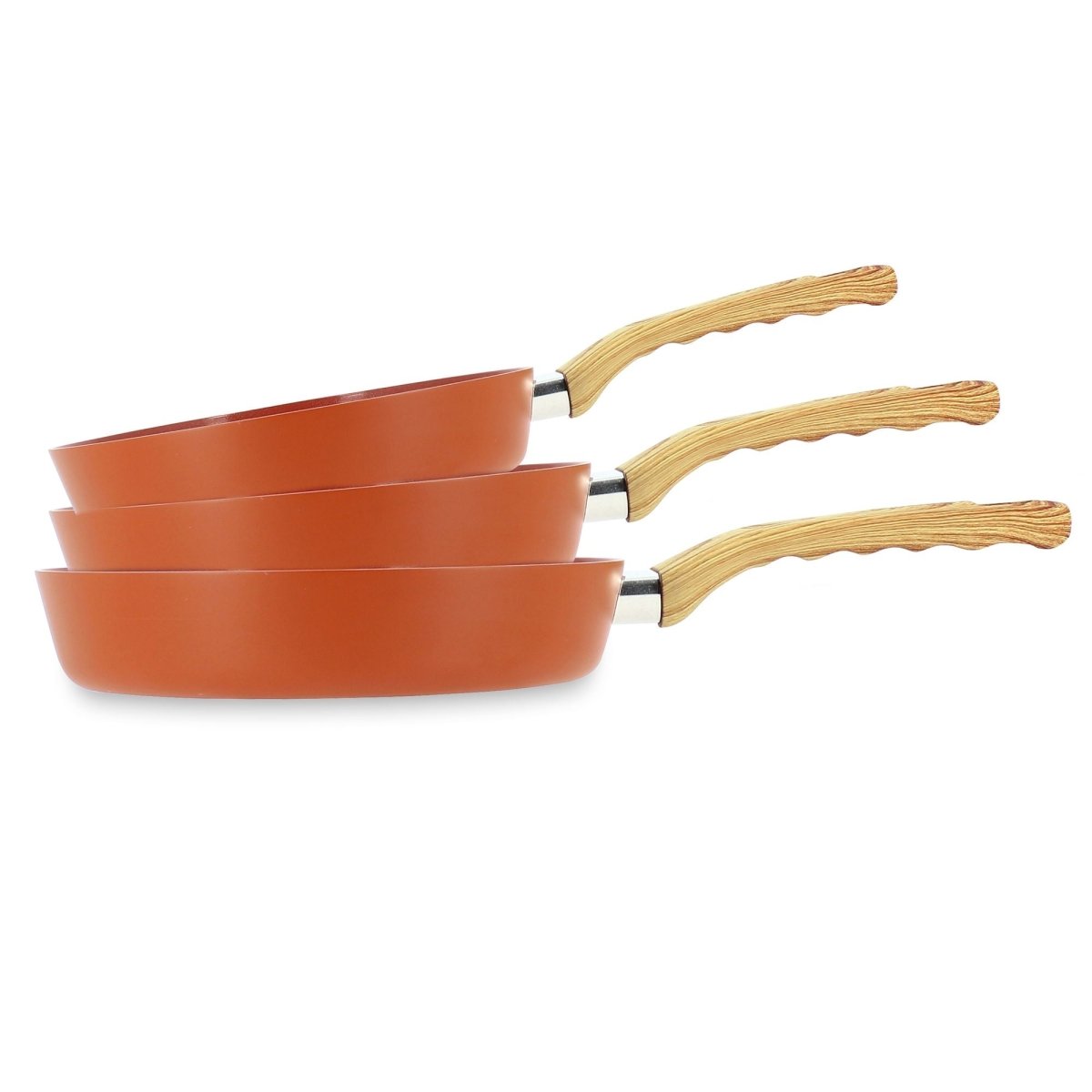 Set de 3 poêles Colorama orange empilées avec manches en bois clair, vue de côté sur fond blanc