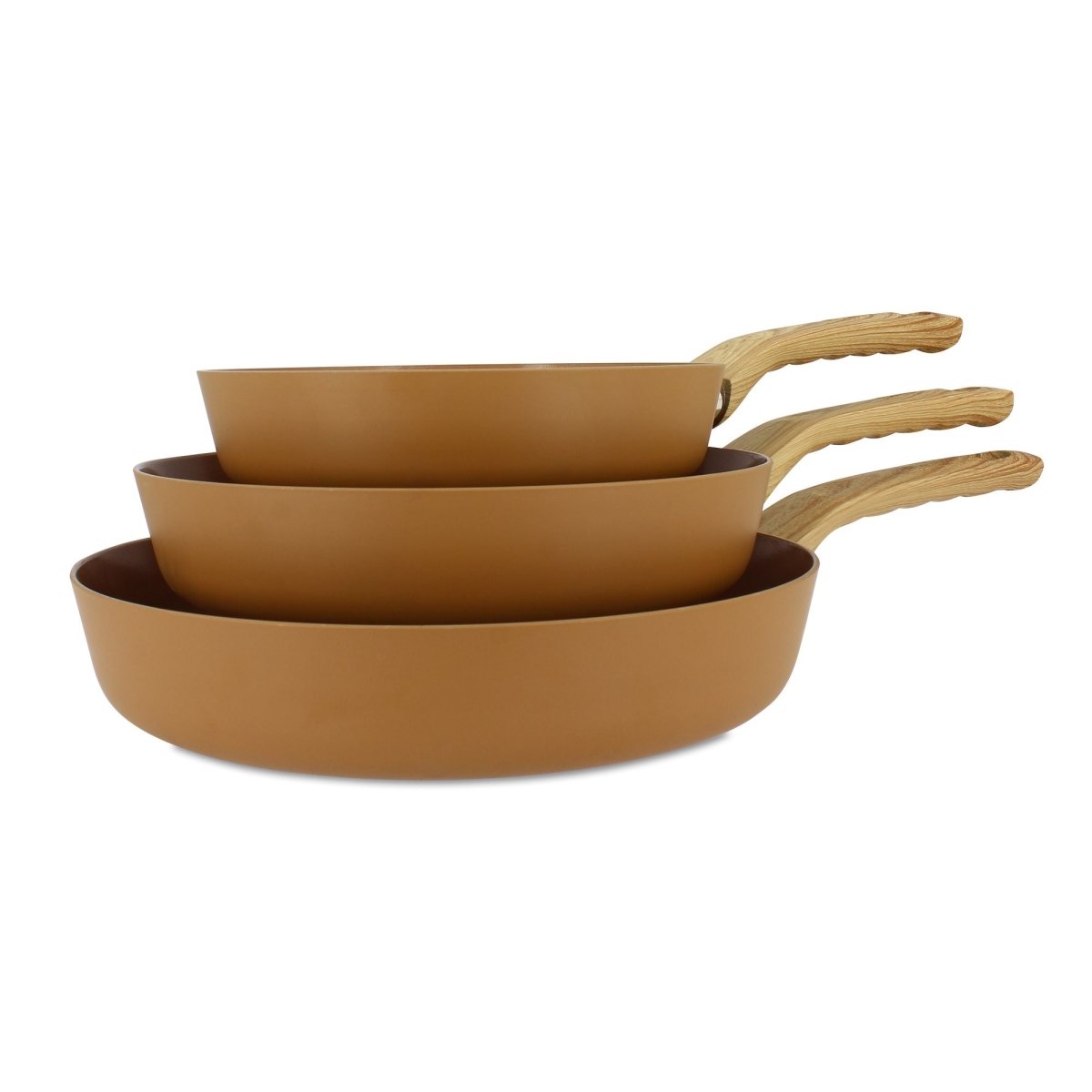 Set de trois poêles Colorama caramel empilées avec manches en bois clair, vue latérale sur fond blanc