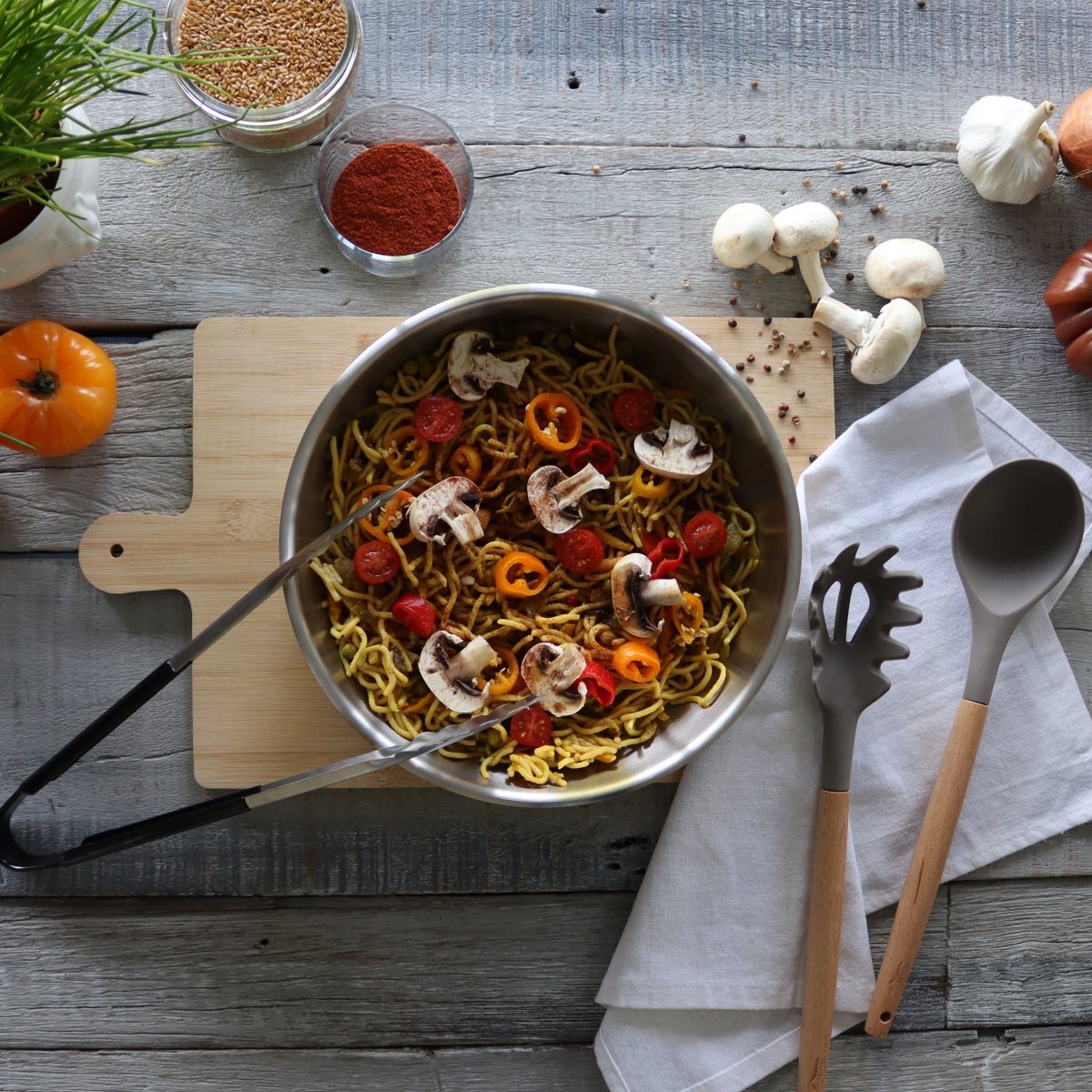 Casserole du set Iris avec poignée amovible préparant des nouilles aux légumes, vue d'ambiance cuisine