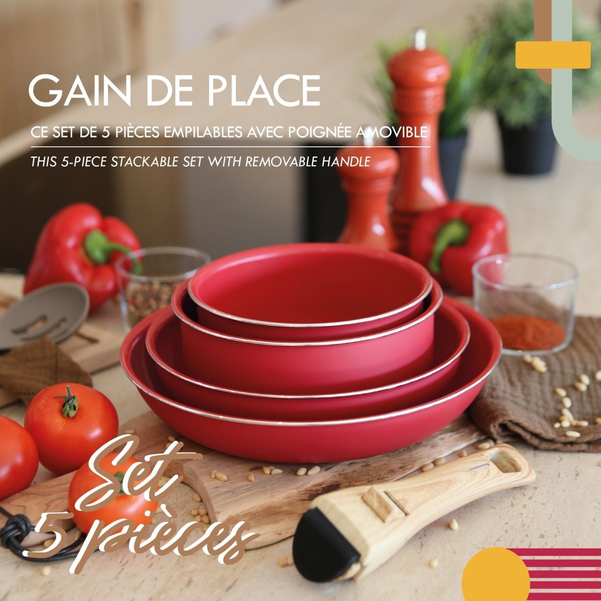 Set de 5 pièces empilables rouge avec poignée amovible, disposé sur planche en bois avec poivrons et tomates
