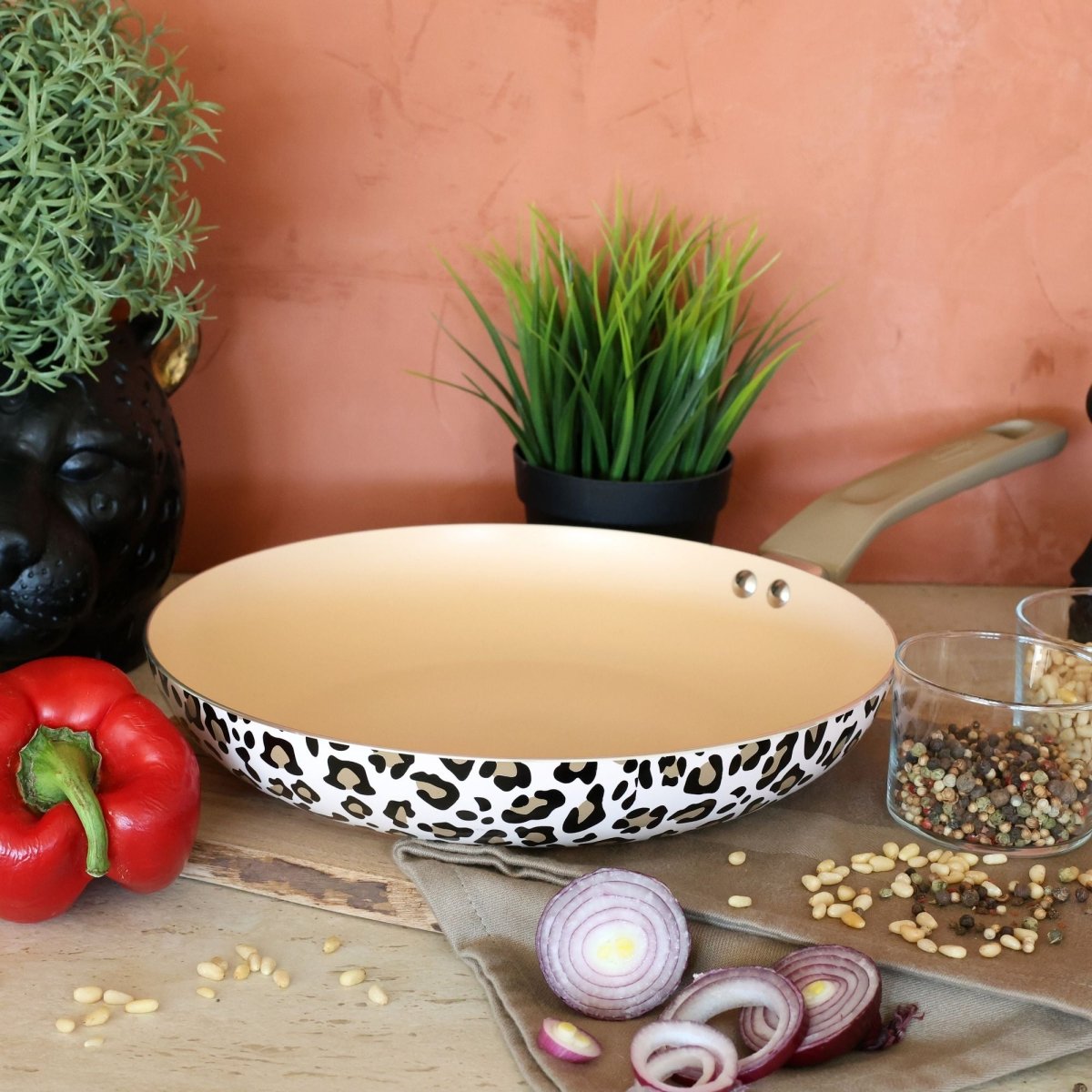 Set 5 pièces Léopard aluminium motif animal marron et beige, poêle avec légumes et herbes sur plan de travail