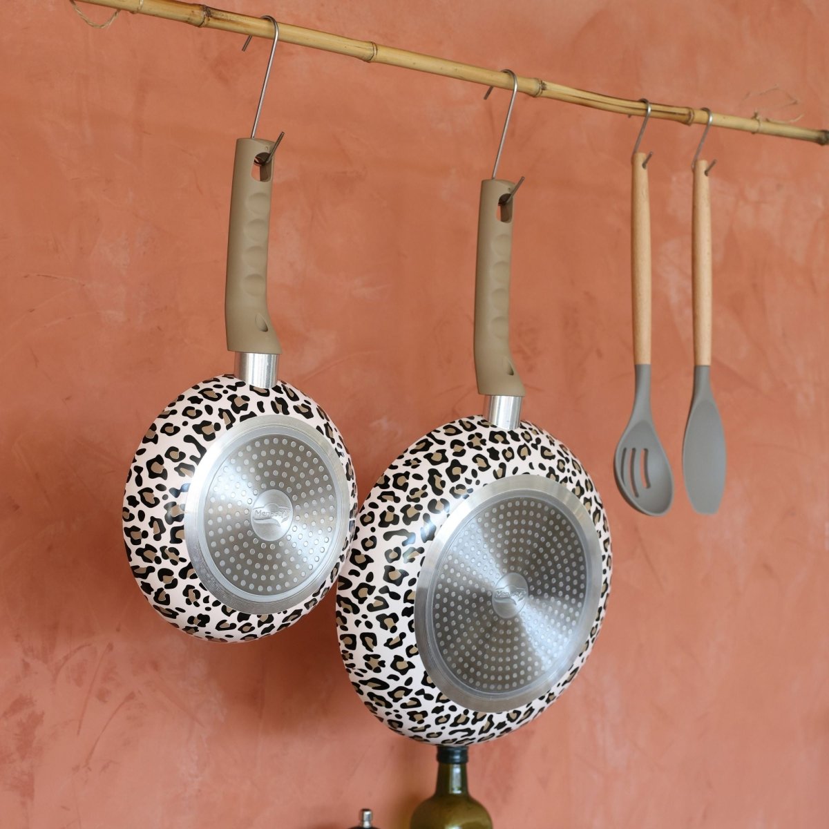 Set de 5 pièces Léopard aluminium marron suspendu à une tringle bambou, comprenant 2 poêles et ustensiles assortis