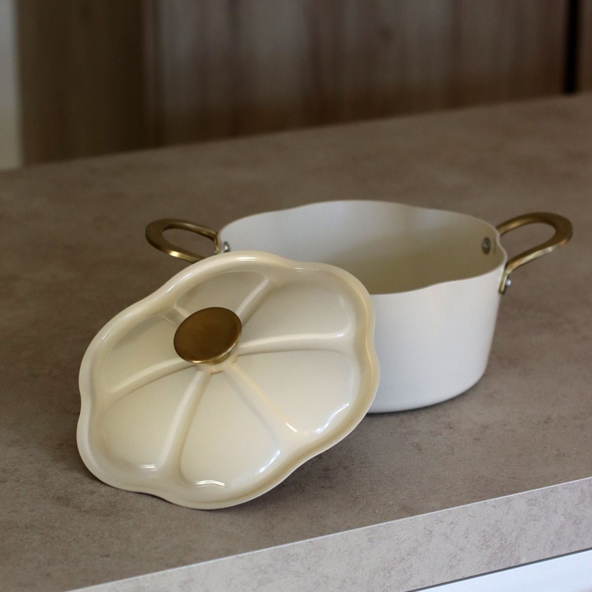 Détail faitout Dahlia 24cm en aluminium recyclé beige avec couvercle fleur et poignées dorées