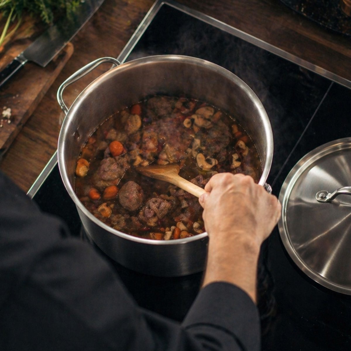 Cuisson d'un ragoût dans un faitout Triply en acier inoxydable avec légumes et viande mijotée