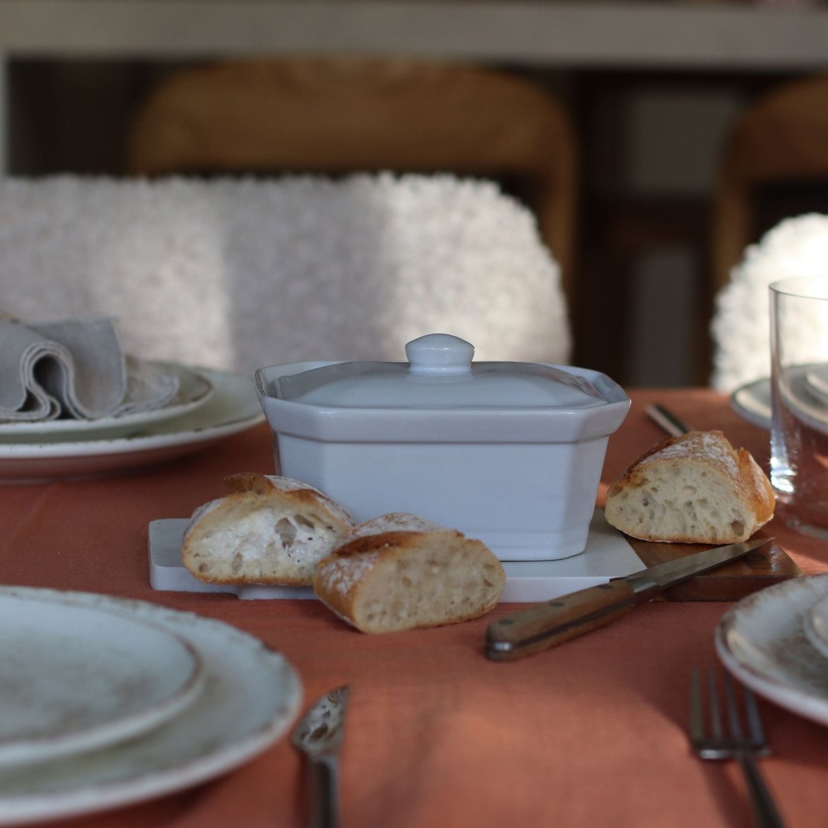 Terrine en grès blanc avec couvercle 400g sur table dressée, accompagnée de tranches de pain