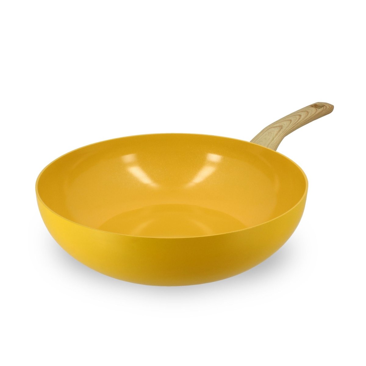 Wok Colorama 28 cm jaune moutarde avec manche bois, vue trois-quarts sur fond blanc