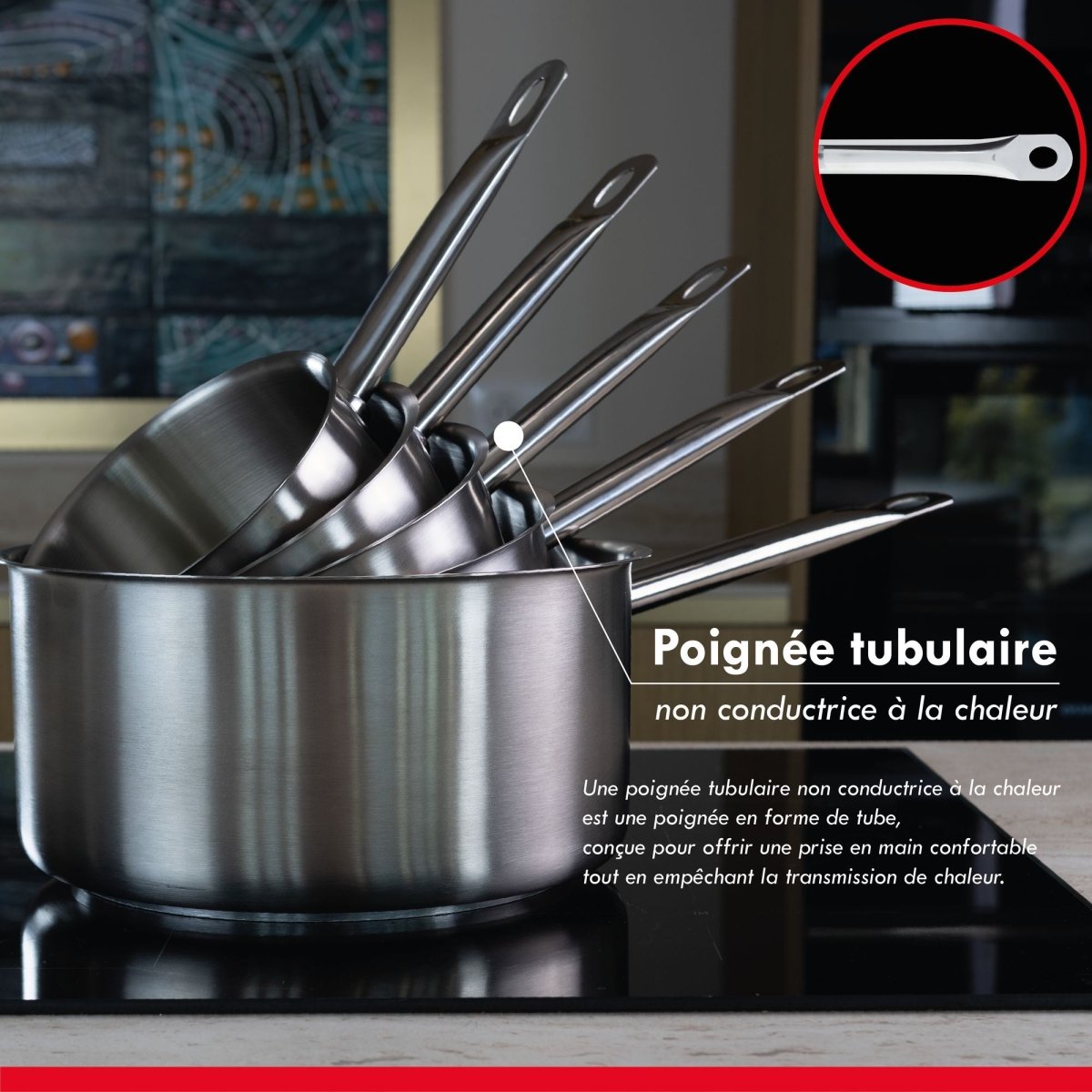 Détail poignée tubulaire du wok professionnel inox 30cm, non conductrice de chaleur, avec casseroles en arrière-plan