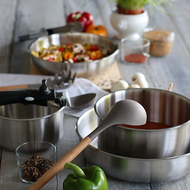Casserole Iris en acier inoxydable 18cm avec manche amovible bois sur plan de travail cuisine avec légumes