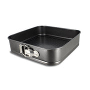 Moule à charnière carré Amandine 26 cm Menastyl en acier carbone noir avec clip de fermeture, vue trois-quarts