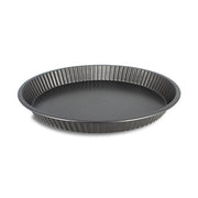 Moule à tarte Amandine 28 cm en acier carbone noir Menastyl, vue de trois quarts avec bords cannelés